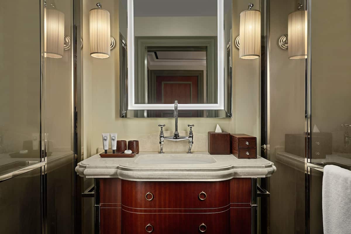 Douche, articles de toilette de luxe, sĂšche-cheveux, peignoirs