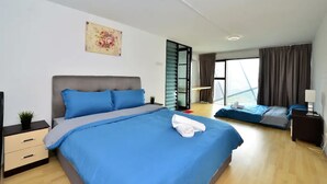 Ein modernes Hotelzimmer mit einem großen Bett, einem Nachttisch, einem kleinen Schreibtisch und einem Fenster mit Vorhängen.