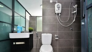 Ein modernes Badezimmer mit Toilette, Waschbecken und Duschkabine.