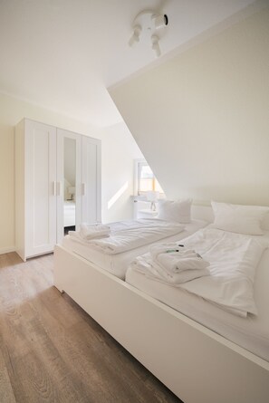 Cortinas blackout y tabla de planchar con plancha