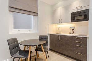 Desk, iron/ironing board, rollaway beds, free WiFi - Alexander Apartments (London)