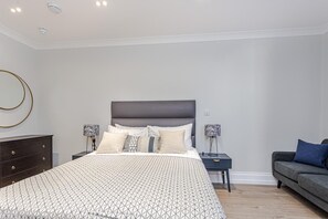 办公桌、熨斗/熨板、折叠床/加床（额外收费）、免费 WiFi