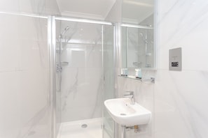 Appartement classique, 1 lit double et 1 canapé-lit, non-fumeur | Lavabo de la salle de bain