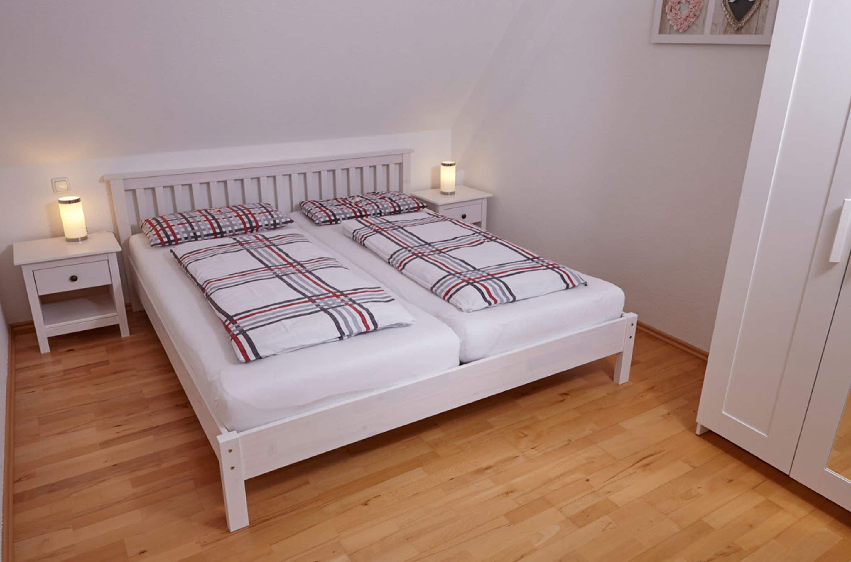 Verdunkelungsvorhänge, Bügeleisen/Bügelbrett, kostenlose Babybetten