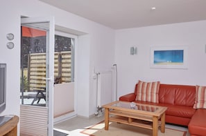 Ferienhaus (A) | Wohnbereich | 42-Zoll-Flachbildfernseher mit Satellitenempfang, Fernseher, DVD-Player