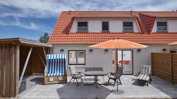 House (B) | Blackout drapes, iron/ironing board, free cribs/infant beds, free WiFi