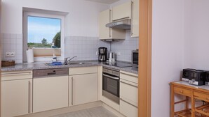 Una cocina moderna equipada con lavavajillas, horno y cafetera.