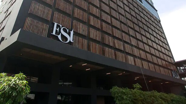 Ein hohes, modernes Gebäude mit einem gut sichtbaren 'ESI'-Schild an der unteren Gebäudefassade.
