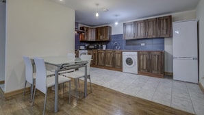 Coffee/tea maker, full-sized fridge, microwave, cookware/dishes/utensils - 2 Bedroom, Luxury Apartments Throstle's Nest (Manchester)