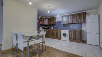 Full-sized fridge, microwave, coffee/tea maker, cookware/dishes/utensils