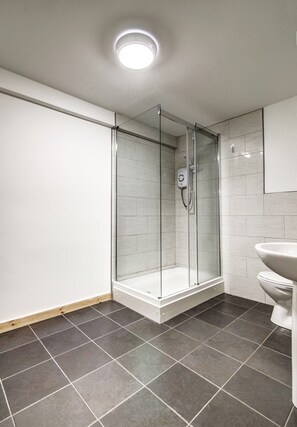 2 kamar tidur, setrika/meja setrika, dan Wi-Fi gratis