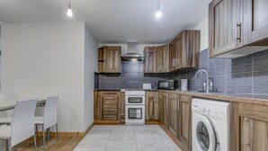 Coffee/tea maker, full-sized fridge, microwave, cookware/dishes/utensils - 2 Bedroom, Luxury Apartments Throstle's Nest (Manchester)