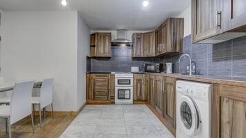 Full-sized fridge, microwave, coffee/tea maker, cookware/dishes/utensils