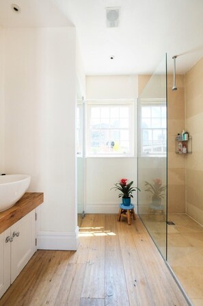 Duschwanne, kostenlose Toilettenartikel