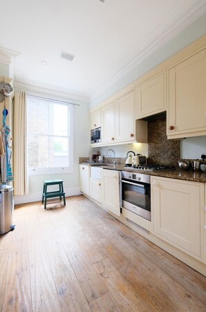 Full-size fridge, microwave, coffee/tea maker, cookware/dishes/utensils - 3-br Spacious Flat in Central London (London)