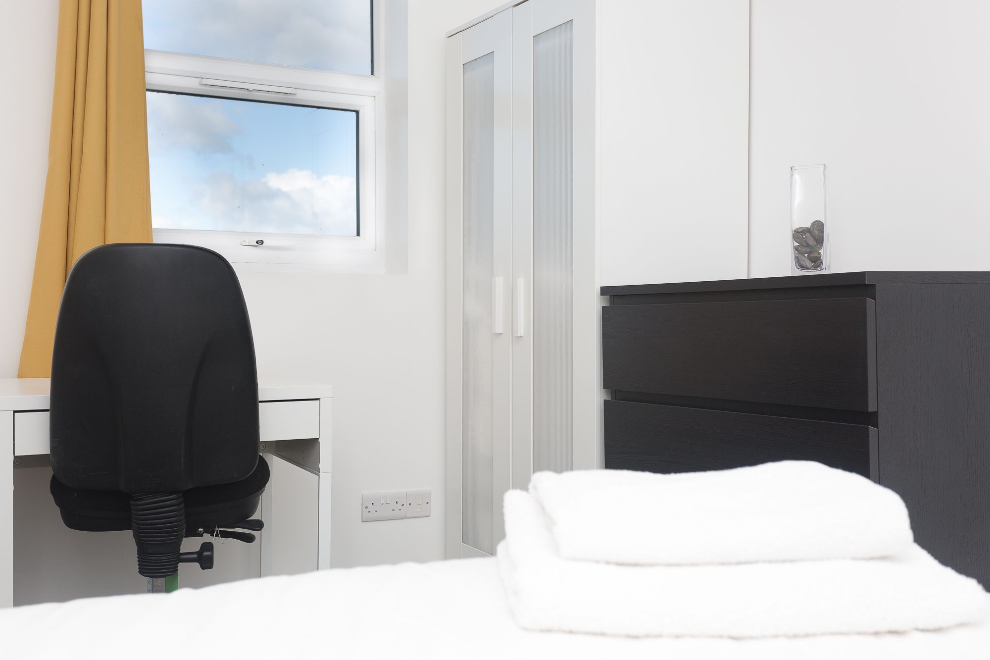 4 bedrooms, desk, iron/ironing board, free WiFi