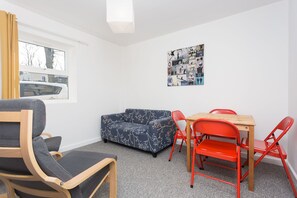 TV - 4 BR Townhouse, 10 Minutes From City Centre (Bath)