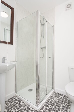 Shower, free toiletries - 4 BR Townhouse, 10 Minutes From City Centre (Bath)