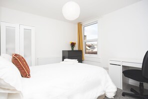 4 Schlafzimmer, Schreibtisch, Bügeleisen/Bügelbrett, kostenloses WLAN