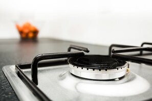 Microwave, coffee/tea maker, cookware/dishes/utensils - 4 BR Townhouse, 10 Minutes From City Centre (Bath)