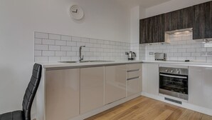 Coffee/tea maker, full-sized fridge, microwave, cookware/dishes/utensils - 409 Chapel Street · Stylish, Clean 1 Bedroom Flat for 4 (Salford)