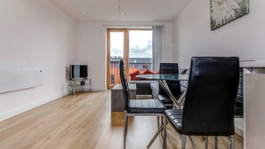 In-room dining - 409 Chapel Street · Stylish, Clean 1 Bedroom Flat for 4 (Salford)