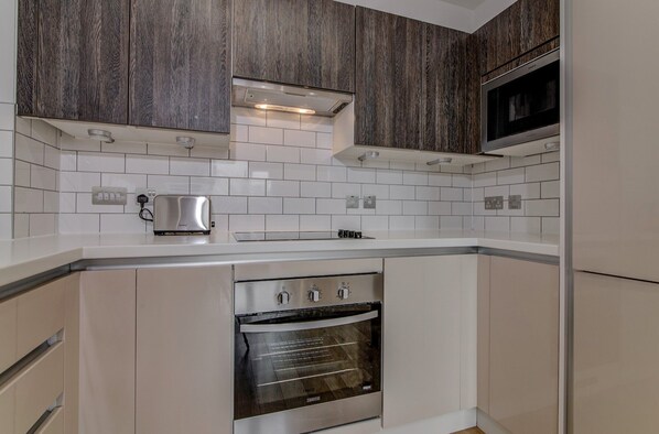 Réfrigérateur grande capacité avec congélateur, four à micro-ondes