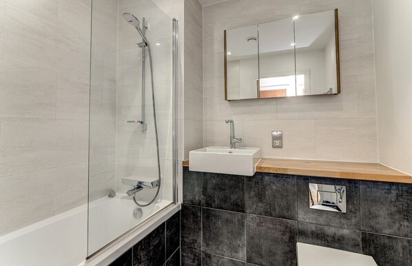 Combined shower/bathtub, free toiletries