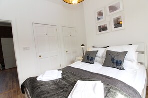 Room - 1BR Stylish Flat in 1860's Listed Building for 5 (Edinburgh)