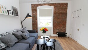 Living area - 1BR Stylish Flat in 1860's Listed Building for 5 (Edinburgh)