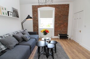 Living area - 1BR Stylish Flat in 1860's Listed Building for 5 (Edinburgh)