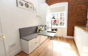 In-room dining - 1BR Stylish Flat in 1860's Listed Building for 5 (Edinburgh)