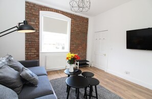 2 bedrooms, iron/ironing board, free WiFi - 1BR Stylish Flat in 1860's Listed Building for 5 (Edinburgh)