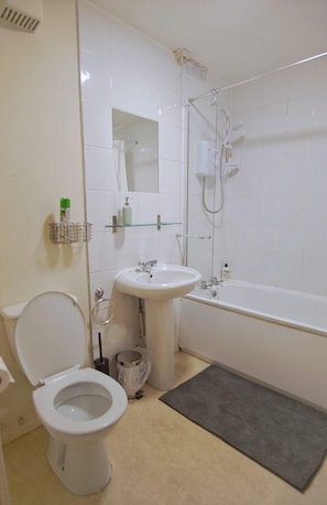 Ducha y bañera combinadas y artículos de higiene personal gratuitos