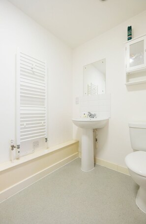 Apartment (2 Bedrooms) | Bathroom - 2 Bedroom Flat in Zone 1 (London)