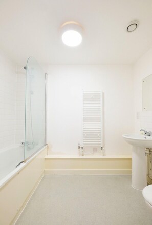 公寓 (2 Bedrooms) | 浴室 | 免費梳洗用品、風筒、提供毛巾