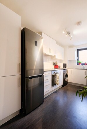 Apartment (2 Bedrooms) | Eigene Küche | Großer Kühlschrank, Ofen, Herdplatte, Toaster