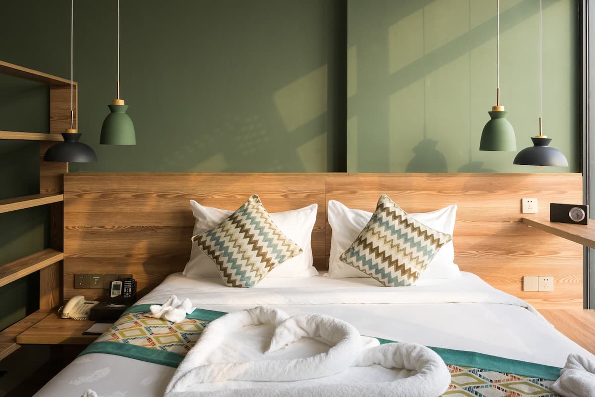 1 bedroom, premium bedding, minibar, in-room safe