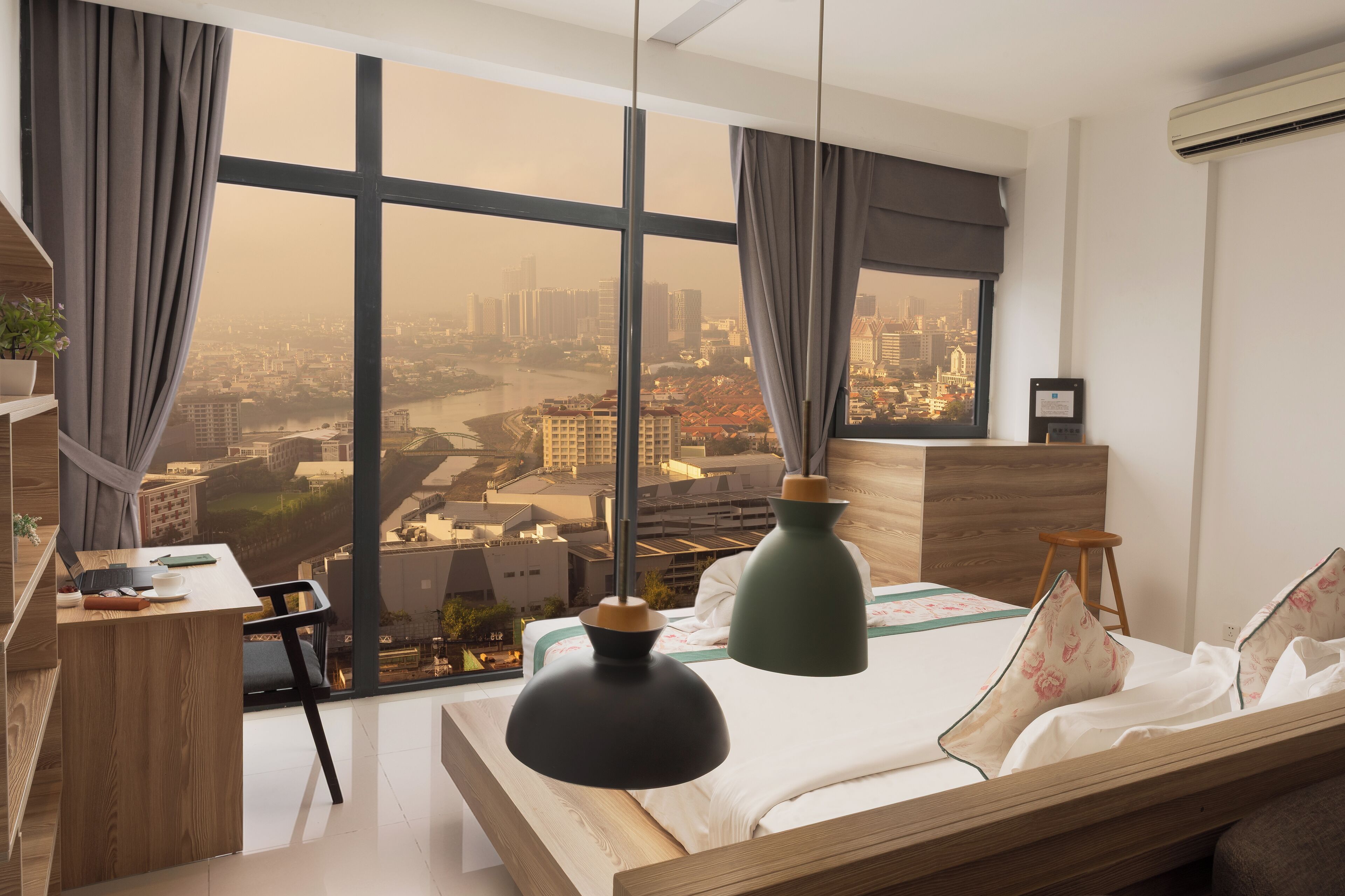 Suite ejecutiva, 1 cama de matrimonio grande | Ropa de cama de alta calidad, minibar, caja fuerte y escritorio