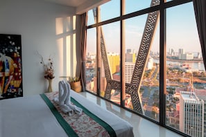 Executive Suite, 1 King Bed | Premium bedding, minibar, in-room safe, desk