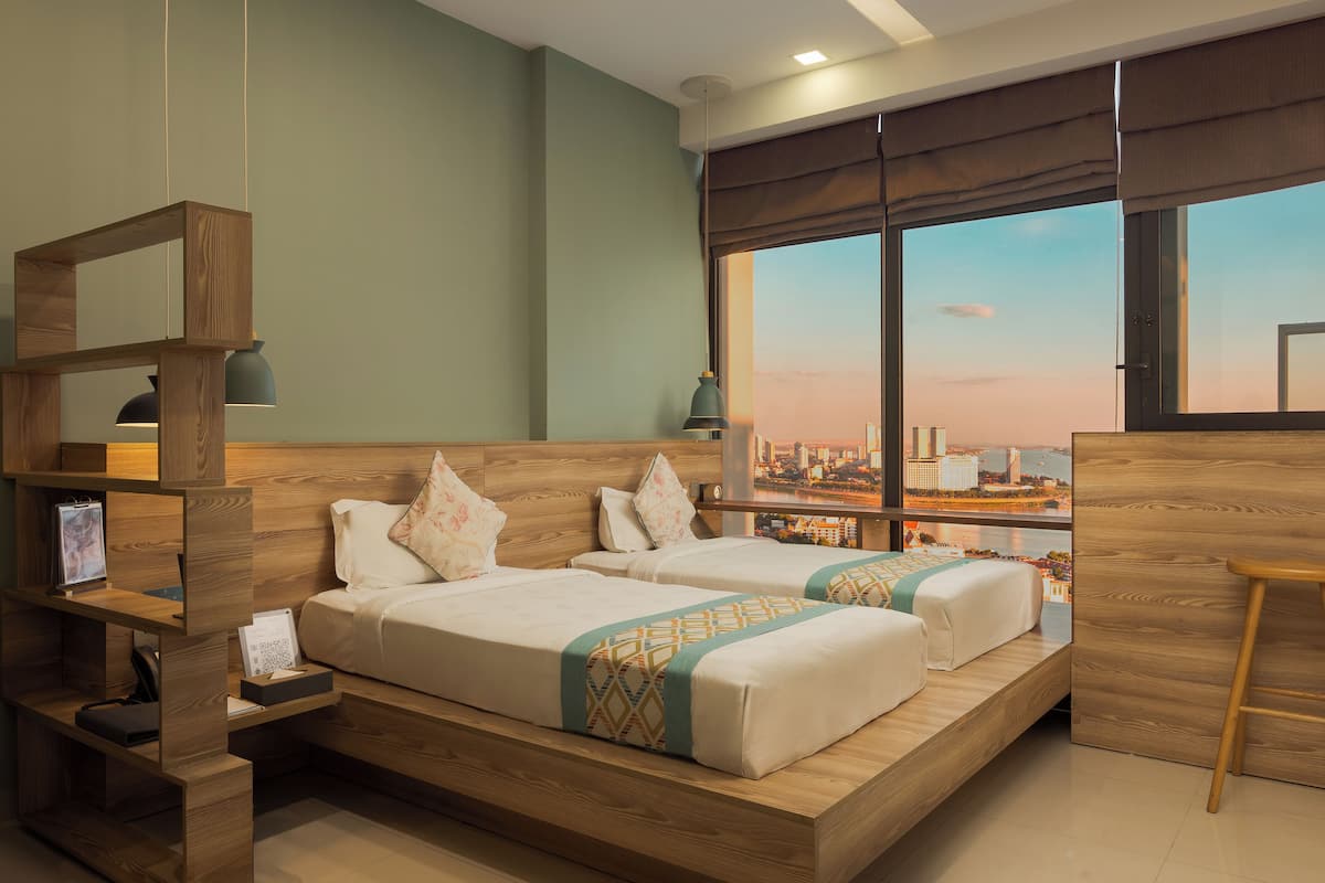 Landmark Twin Room, 1 Bedroom, River View | 高級寢具、迷你吧、房內夾萬、書桌