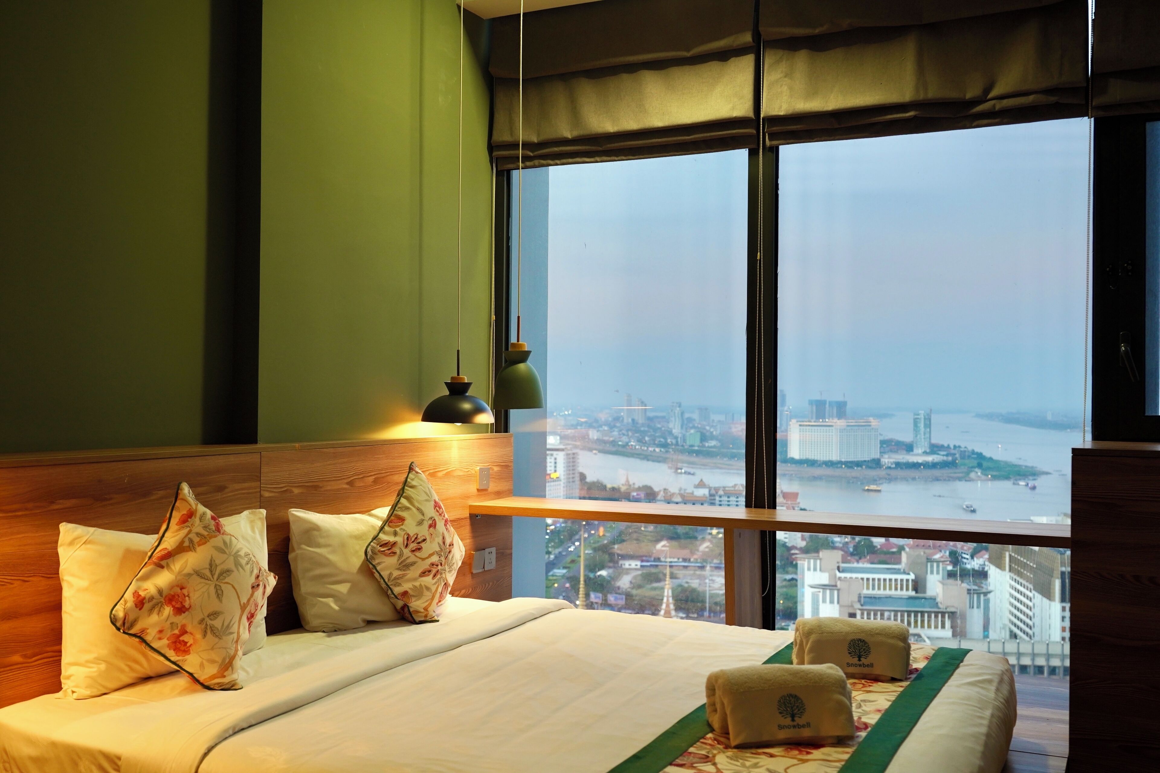 Landmark Double Room, 1 Bedroom, River View | Ropa de cama de alta calidad, minibar, caja fuerte y escritorio