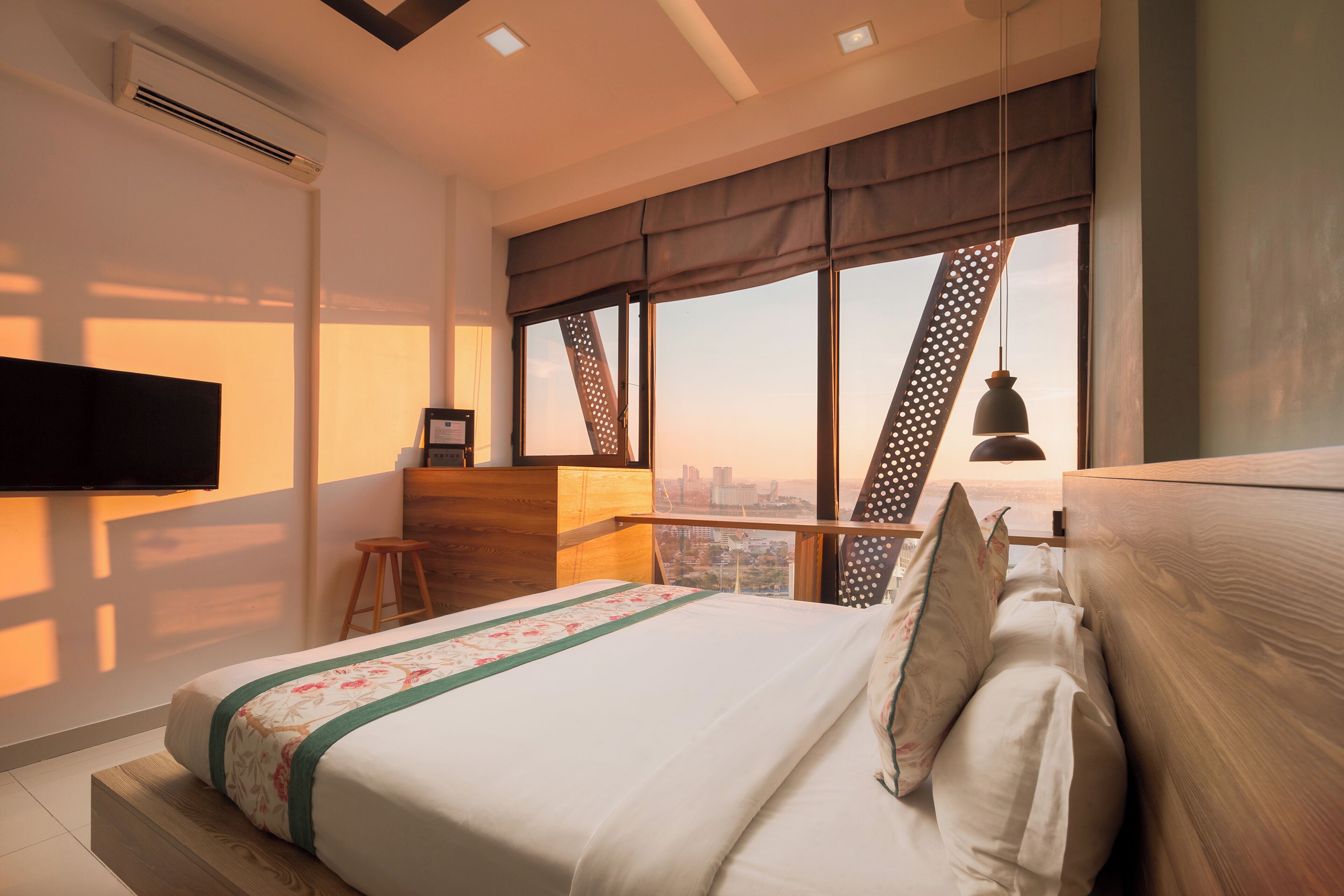 Landmark Double Room, 1 Bedroom, River View | Ylelliset vuodevaatteet, minibaari, tallelokero huoneessa, työpöytä