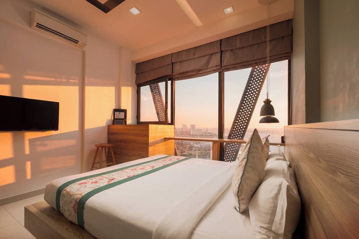 Landmark Double Room, 1 Bedroom, River View | 高級寢具、迷你吧、房內夾萬、書桌