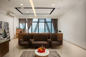 Executive suite, 1 kingsize bed | Luxe beddengoed, een minibar, een kluis op de kamer, een bureau