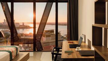 Suite ejecutiva, 1 cama de matrimonio grande | Ropa de cama de alta calidad, minibar, caja fuerte y escritorio