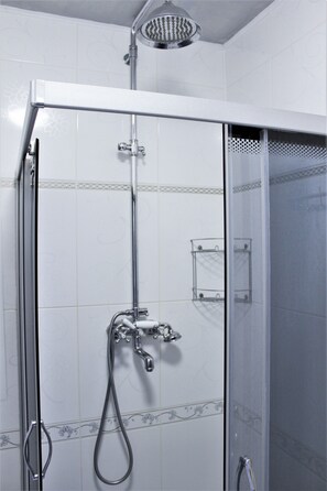 Chambre Double Confort | Salle de bain | Douche, sèche-cheveux, chaussons, serviettes fournies