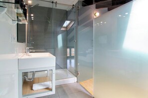 Apartment | Bathroom | Shower, hair dryer, towels, soap - Welcomer Apartments Valencia (Valencia)
