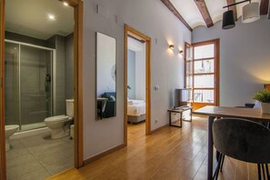 Apartamento | Banheiro | Chuveiro, secador de cabelo, toalhas de banho, sabonete