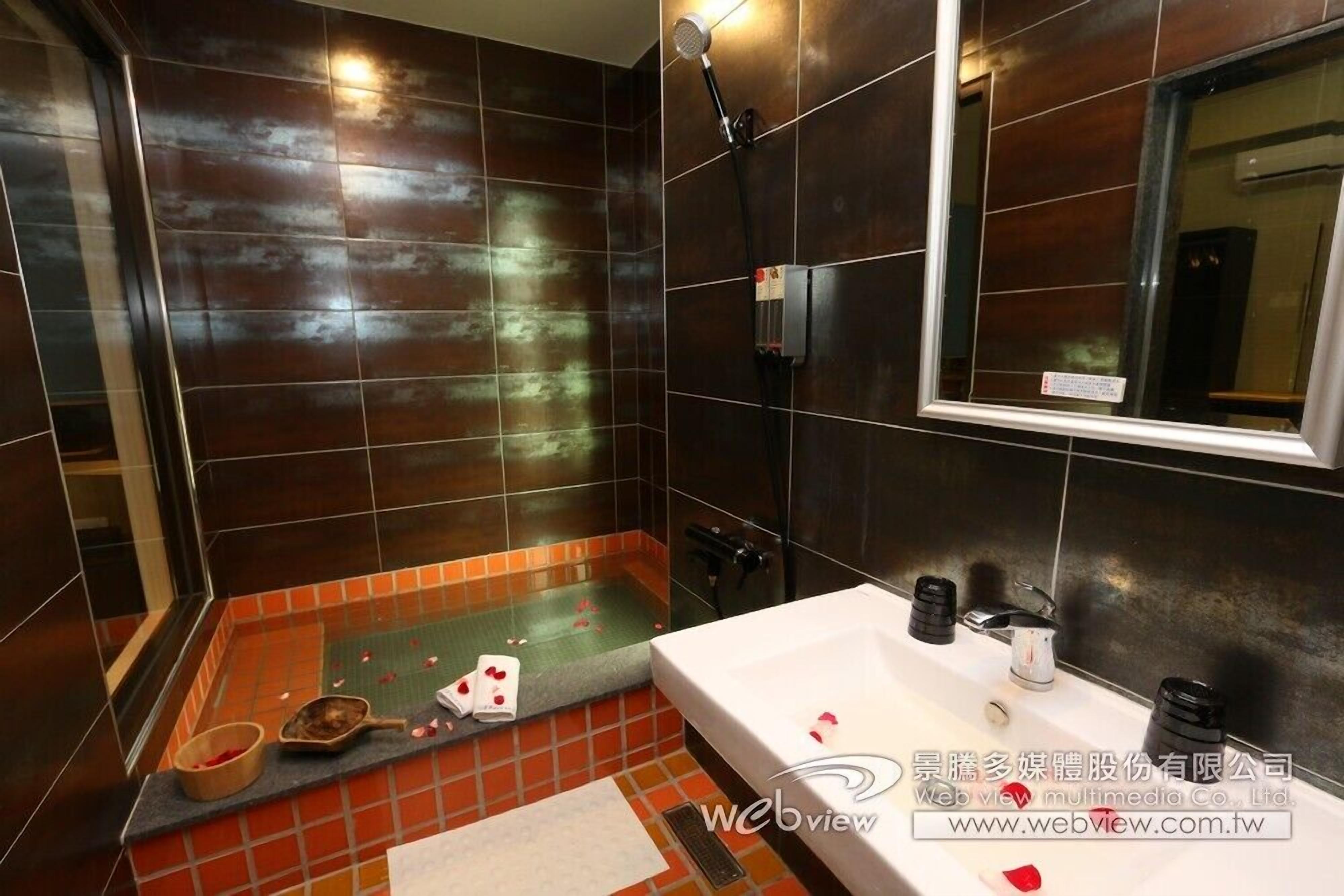 deluxe double room, 1 queen bed, non smoking | egyptian cotton sheets, premium bedding, down duvets, desk